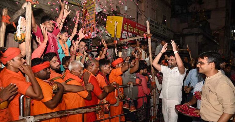 भोलेनाथ के दरबार में हाजिरी लगाने उमड़े भक्त,काशी विश्वनाथ मंदिर में दर्शन को लंबी कतारें