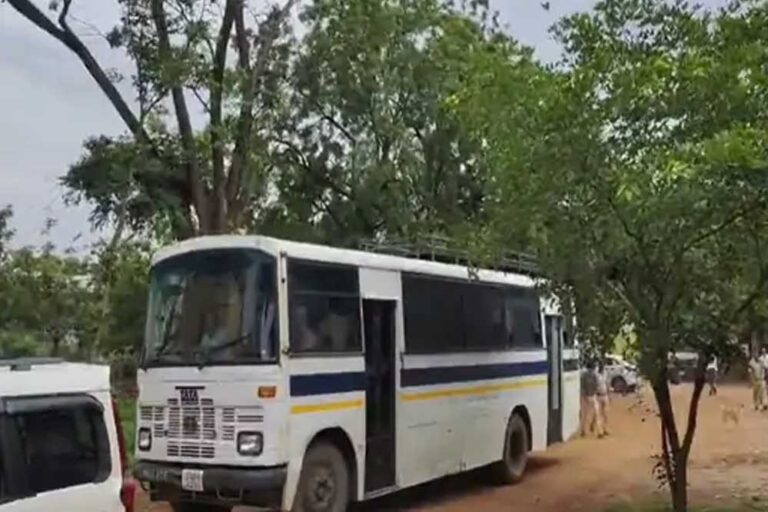 राज्य से 30 बांग्लादेशी नागरिकों को वापस भेजा गया, घुसपैठियों को फ्लाइट से गुवाहटी ले गई ​​​पुलिस; BSF को सौंपेगी