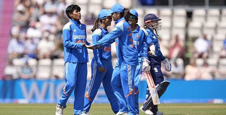 टीम में आई बुमराह जैसी स्विंगर! क्रांति गौड़ की एंट्री से बढ़ी विपक्ष की चिंता टीम में आई बुमराह जैसी स्विंगर! क्रांति गौड़ की एंट्री से बढ़ी विपक्ष की चिंता