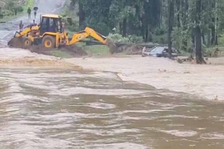 मूसलाधार बारिश से नदी-नाले उफान पर, नेशनल हाईवे मार्ग कई जगह से टूटा, यातायात बुरी तरह प्रभावित