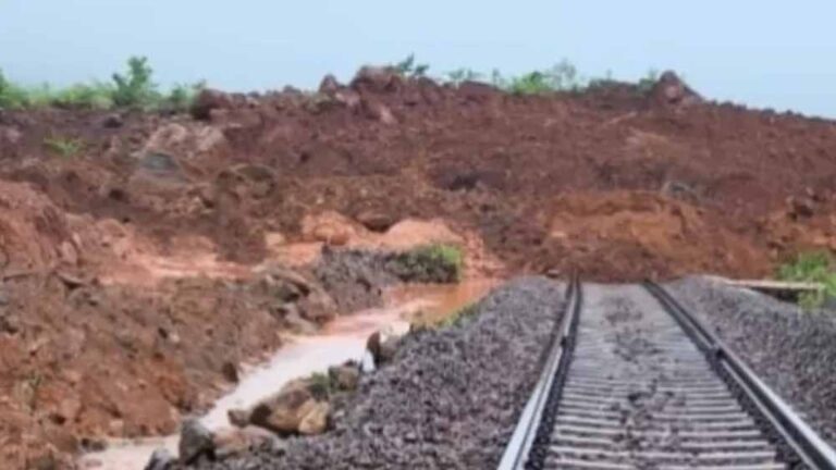 भूस्खलन ने किरंदुल-विशाखापत्तनम रेल लाइन पर ट्रेनों की आवाजाही को ठप