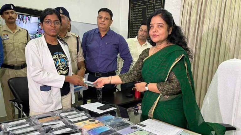 ट्रेन में या प्लेटफार्म में चोरी गए मोबाइल जीआरपी ने लोगों को लौंटाएं