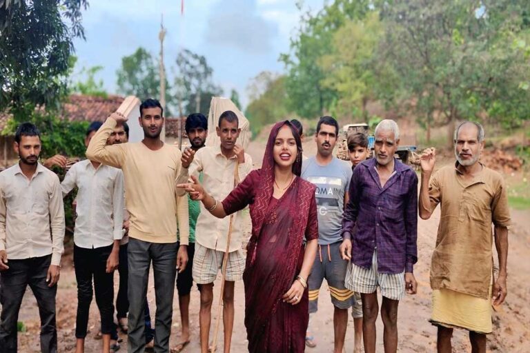 जज़्बे को सलाम! लीला साहू के संघर्ष से बदली तस्वीर, सड़क निर्माण का हुआ शुभारंभ जज़्बे को सलाम! लीला साहू के संघर्ष से बदली तस्वीर, सड़क निर्माण का हुआ शुभारंभ