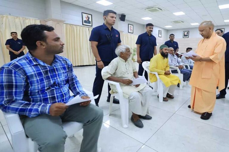 मुख्यमंत्री योगी ने दिव्यांग की बात सुनी और उन्हें मोटराइज्ड ट्राई साइकिल दिलाने को निर्देशित किया