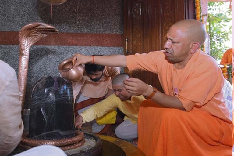 सावन शिवरात्रि पर CM योगी ने किया रुद्राभिषेक, गूंजा ‘हर हर महादेव’