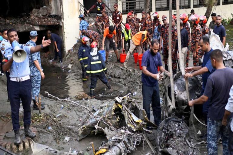 भारत का मानवीय कदम: ढाका विमान हादसे में जख्मी लोगों के इलाज के लिए भेजी मेडिकल टीम भारत का मानवीय कदम: ढाका विमान हादसे में जख्मी लोगों के इलाज के लिए भेजी मेडिकल टीम