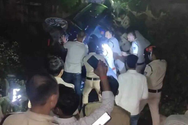 कांवड़ यात्रा में मातम: तेज रफ्तार कार ने 4 को रौंदा, गाड़ी खाई में गिरी, आरोपी फरार