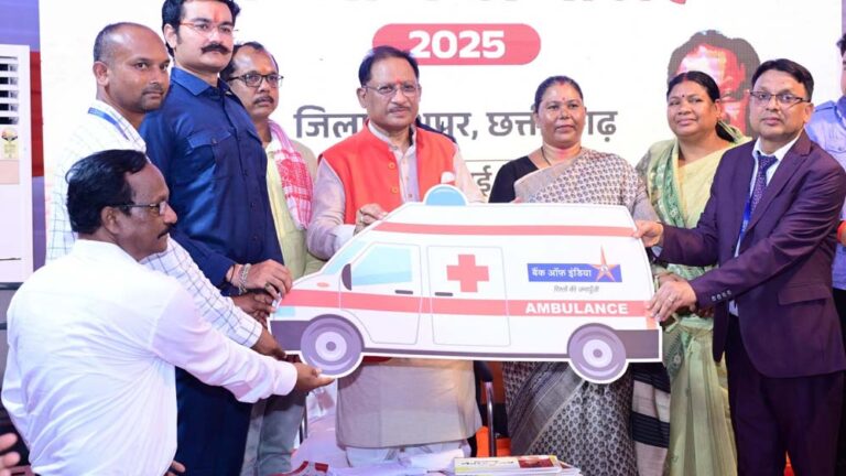 मुख्यमंत्री विष्णु देव साय ने आधुनिक एम्बुलेंस को दिखायी हरी झंडी: ग्रामीण इलाकों को मिलेगा आपातकालीन स्वास्थ्य लाभ
