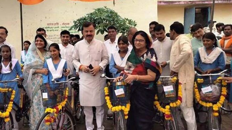 स्कूल शिक्षा मंत्री ने विद्यार्थियों को वितरित की नि:शुल्क साईकिल