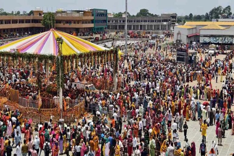 सावन की आस्था चरम पर, कुबेरेश्वरधाम में उमड़े शिवभक्त, 1.25 लाख ने जल चढ़ाया