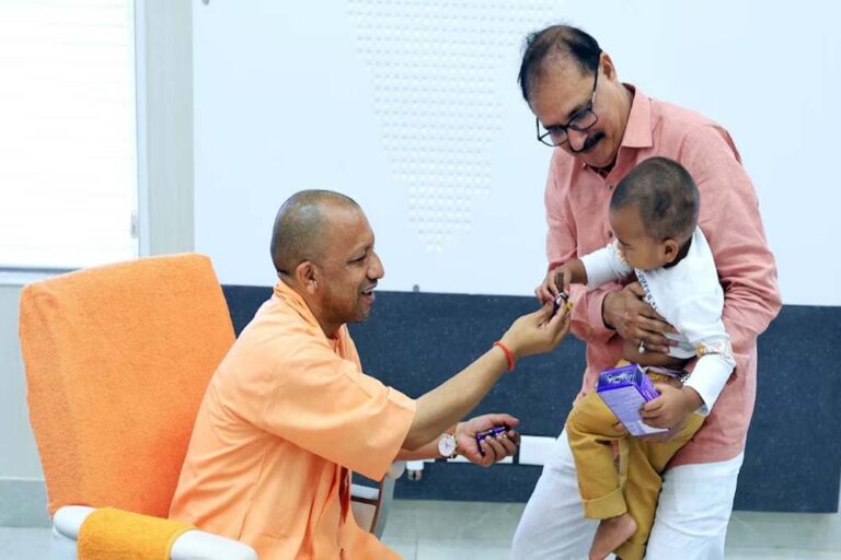 अनाथ बच्चों के जीवन में उजाला बने योगी, उठाई तीन मासूमों की जिम्मेदारी