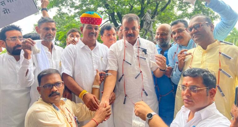 कांग्रेस विधायकों ने इंजेक्शन और नकली ड्रग्स की सामग्री लेकर विरोध प्रदर्शन किया