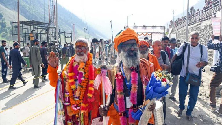 कड़ी सुरक्षा के बीच अमरनाथ गुफा में भगवान शिव की आराधना के लिए श्रद्धालुओं का पहला जत्था रवाना हुआ