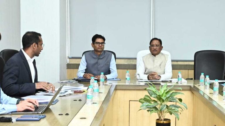 मुख्यमंत्री साय ने राजस्व संग्रहण की विस्तार से जानकारी प्राप्त की और कर संग्रहण बढ़ाने के उपायों पर कार्य करने के निर्देश दिए