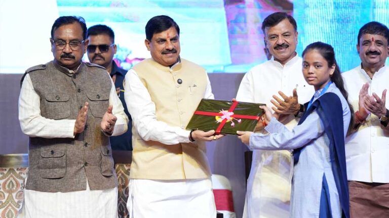 मुख्यमंत्री ने आज दी 94 हजार से ज्यादा मेधावी छात्रों को लैपटॉप की सौगात, खातों में पहुंची ₹25-25 हजार की राशि