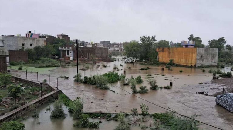 मध्यप्रदेश में बारिश का स्ट्रॉन्ग सिस्टम एक्टिव, कई जिलों में बाढ़ जैसे हालात, टीकमगढ़ में 8 घंटे में 6 इंच बारिश