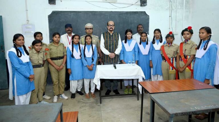 राज्यपाल रमेन डेका महासमुंद जिले के विकासखंड पिथौरा अंतर्गत ग्राम गोडबहल के  शासकीय हायर सेकेंडरी स्कूल पहुंचे