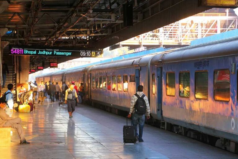 रेलवे ने अप्रिय घटनाओं पर अंकुश लगाने के लिए अब आधुनिक निगरानी तंत्र विकसित किया गया, तुरंत पकड़े जाएंगे असामाजिक तत्व