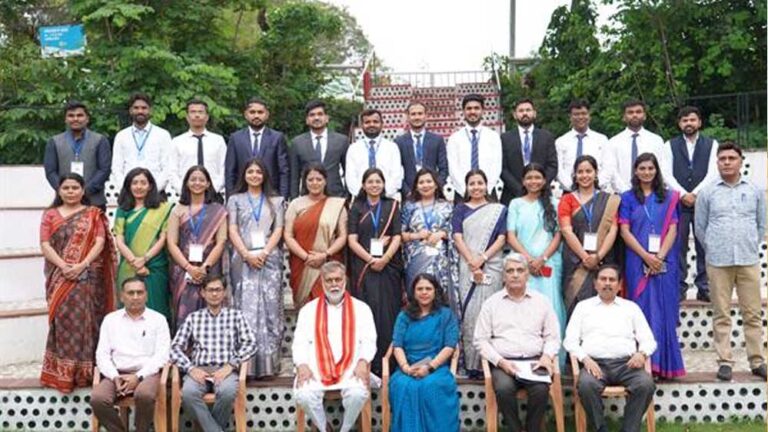 नए पदस्थ अधिकारियों से मिले मंत्री श्री पटेल, जनपद और विकास कार्यों को लेकर हुई चर्चा नए पदस्थ अधिकारियों से मिले मंत्री श्री पटेल, जनपद और विकास कार्यों को लेकर हुई चर्चा