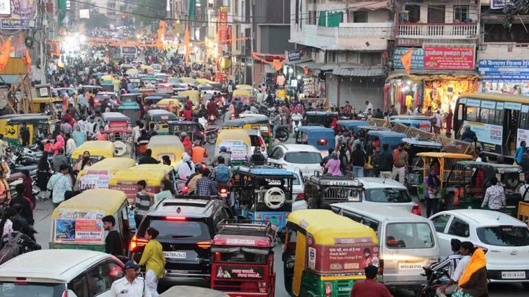 इंदौर शहर की बदहाल ट्रैफिक व्यवस्था को लेकर HC ने सख्ती दिखाई, कलेक्टर, पुलिस आयुक्त को व्यक्तिगत रूप से कोर्ट में उपस्थित होने के लिए कहा