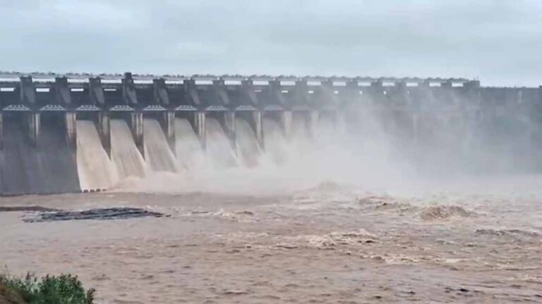 बरगी बांध के नौ गेट पहली बार खुले, जबलपुर में तेज बारिश से बढ़ा जलस्तर