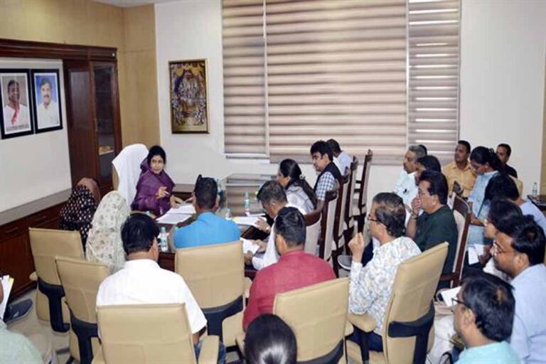 राज्यमंत्री श्रीमती गौर ने विभिन्न वार्डों में संचालित निर्माण कार्यों की समीक्षा की