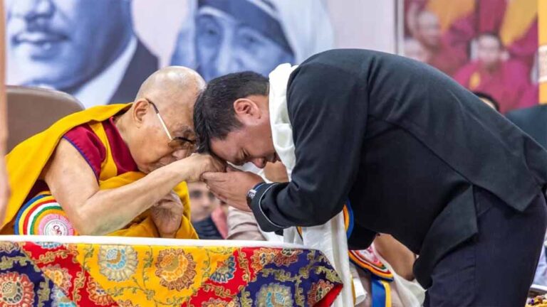 पेमा खांडू का चीन पर निशाना, बोले – अगला दलाई लामा स्वतंत्र लोकतांत्रिक देश से होगा पेमा खांडू का चीन पर निशाना, बोले – अगला दलाई लामा स्वतंत्र लोकतांत्रिक देश से होगा