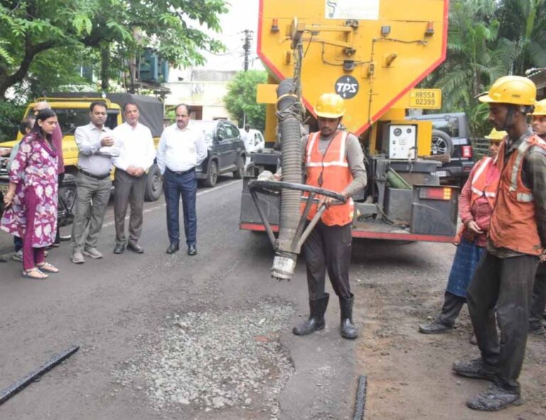 भोपाल में जैट पेचर तकनीक से सड़कों के गड्ढे भरने के कार्य का प्रदर्शन