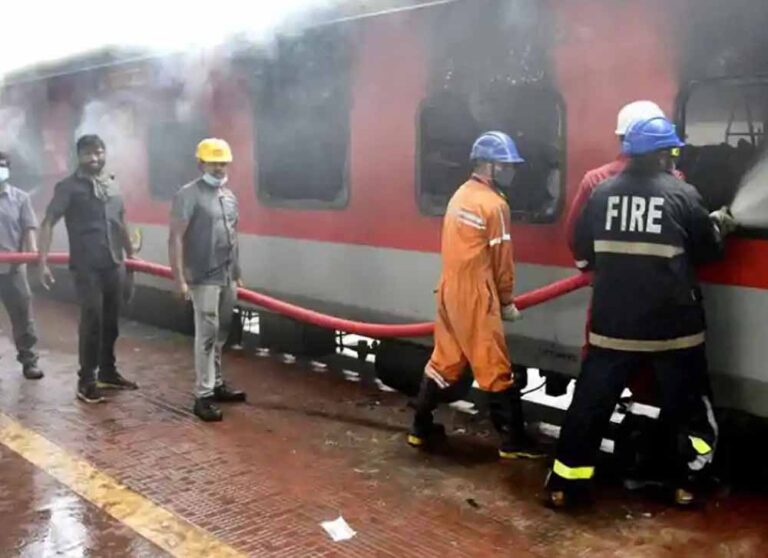ट्रेन में आग से दहशत, यात्रियों ने लगाई जान बचाने की दौड़ – सुरक्षा इंतजामों पर सवाल ट्रेन में आग से दहशत, यात्रियों ने लगाई जान बचाने की दौड़ – सुरक्षा इंतजामों पर सवाल