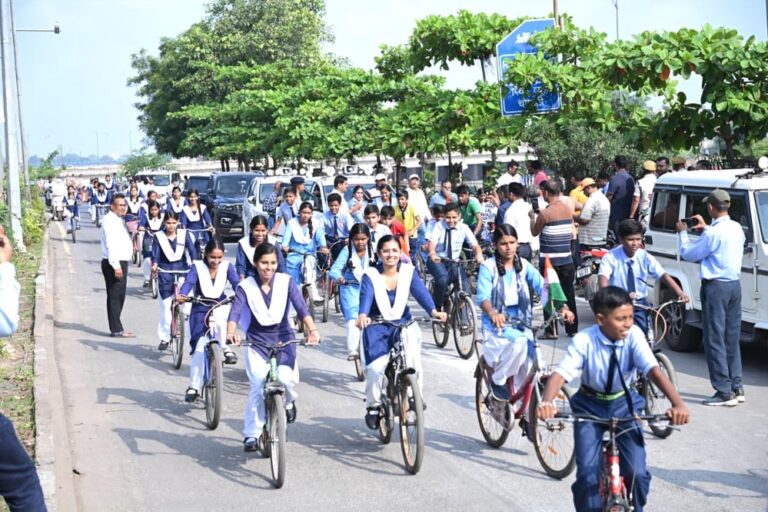 बिल्हा विधायक  धरम लाल कौशिक, कलेक्टर, एसपी ने की रैली की अगुआई