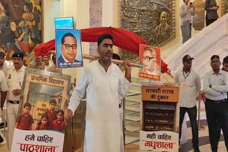 मानसून सत्र के पहले दिन सत्ता पक्ष और विपक्षी दलों में पोस्टर वार,  A फॉर अखिलेश व D फॉर डिम्पल के लगे पोस्ट