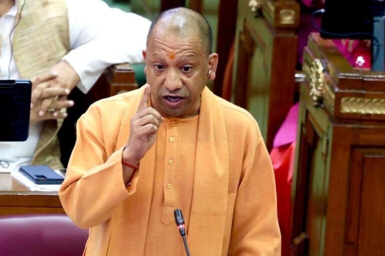 CM योगी का तंज: सपा और लोकतंत्र एक-दूसरे के विपरीत, करतूतों से सब परिचित