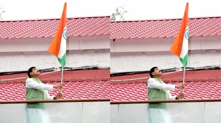 मुख्यमंत्री डॉ. यादव ने हर घर तिरंगा अभियान की शुरुआत मुख्यमंत्री निवास से की मुख्यमंत्री डॉ. यादव ने हर घर तिरंगा अभियान की शुरुआत मुख्यमंत्री निवास से की