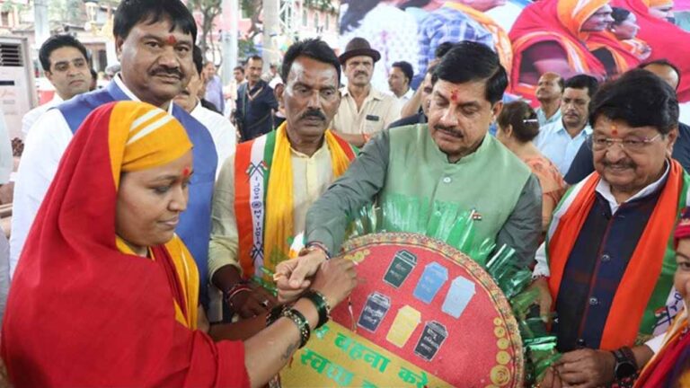 मुख्यमंत्री इंदौर में हर घर तिरंगा, हर घर स्वच्छता अभियान की यात्रा में हुए शामिल मुख्यमंत्री इंदौर में हर घर तिरंगा, हर घर स्वच्छता अभियान की यात्रा में हुए शामिल
