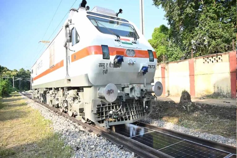 रेलवे ने लगाई नई मिसाल, पटरियों के बीच सोलर पैनल से होगी बिजली की बचत