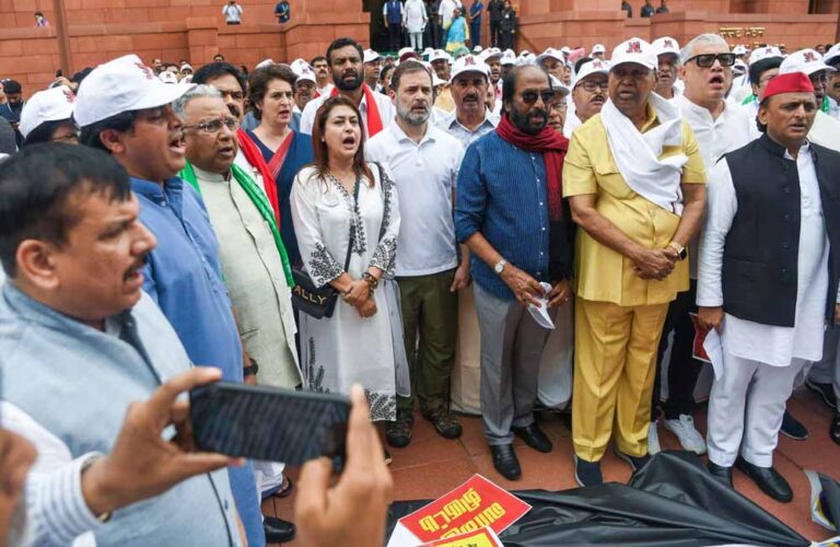 राधाकृष्णन के खिलाफ ISRO वैज्ञानिक को उतारने पर विचार, विपक्ष जल्द खोलेगा पत्ता राधाकृष्णन के खिलाफ ISRO वैज्ञानिक को उतारने पर विचार, विपक्ष जल्द खोलेगा पत्ता