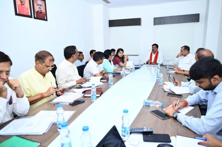 महिला समूहों के स्थानीय उत्पादों को बढ़ावा देकर बाज़ार तक पहुँचाये-उपमुख्यमंत्री शर्मा