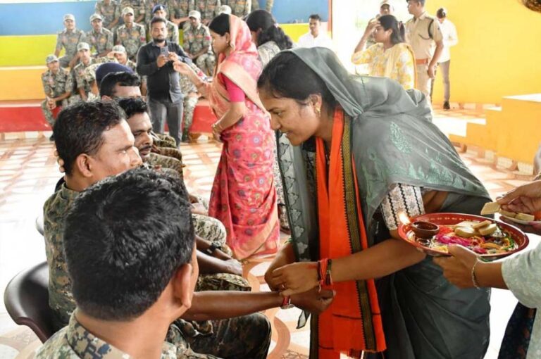 रक्षा बंधन पर मंत्री राजवाड़े का अनोखा स्नेह, कारली में जवानों को बांधी राखी