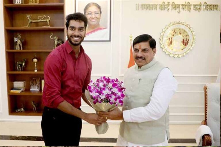 मुख्यमंत्री डॉ. यादव से क्रिकेटर वेंकटेश अय्यर ने की सौजन्य भेंट मुख्यमंत्री डॉ. यादव से क्रिकेटर वेंकटेश अय्यर ने की सौजन्य भेंट