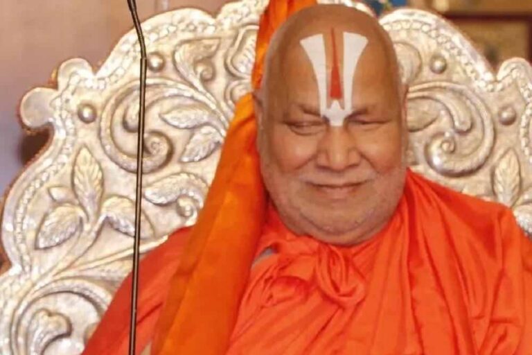 बांके बिहारी मंदिर ट्रस्ट पर भड़के रामभद्राचार्य, उठाया धार्मिक समानता का सवाल