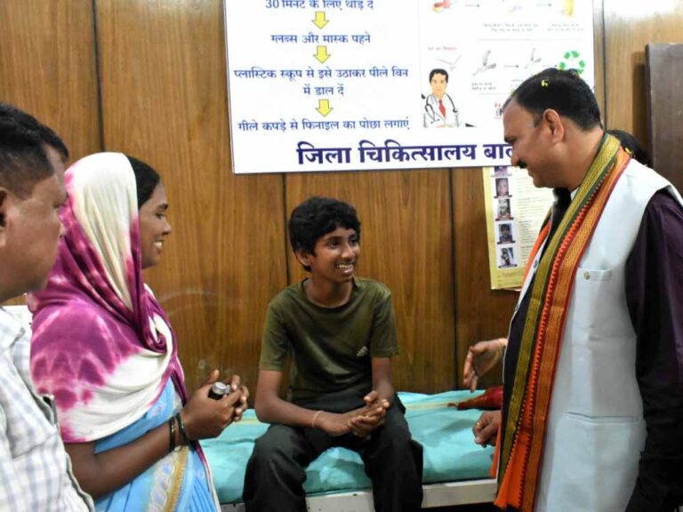 रायपुर: स्वास्थ्य मंत्री श्याम बिहारी जायसवाल ने बालोद जिला चिकित्सालय का निरीक्षण कर सुविधाओं का लिया जायजा रायपुर: स्वास्थ्य मंत्री श्याम बिहारी जायसवाल ने बालोद जिला चिकित्सालय का निरीक्षण कर सुविधाओं का लिया जायजा