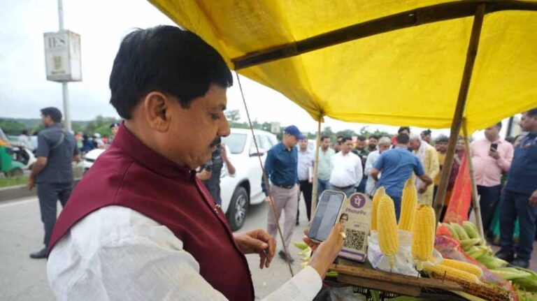 दिल जीतने वाला पल: बहन की मांग पर मोहन यादव ने लिया भुट्टे का मज़ा