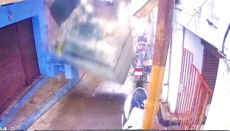 मध्य प्रदेश: शाजापुर होटल की पहली मंजिल का शौचालय गिरा, स्कूटी क्षतिग्रस्त मध्य प्रदेश: शाजापुर होटल की पहली मंजिल का शौचालय गिरा, स्कूटी क्षतिग्रस्त