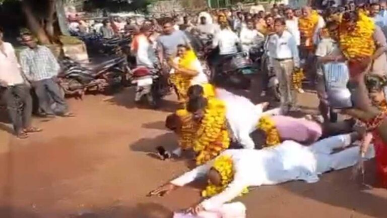 18 पार्षदों के सामूहिक इस्तीफे से शिवपुरी की राजनीति में उठा हलचल, जानिए पूरा मामला 18 पार्षदों के सामूहिक इस्तीफे से शिवपुरी की राजनीति में उठा हलचल, जानिए पूरा मामला