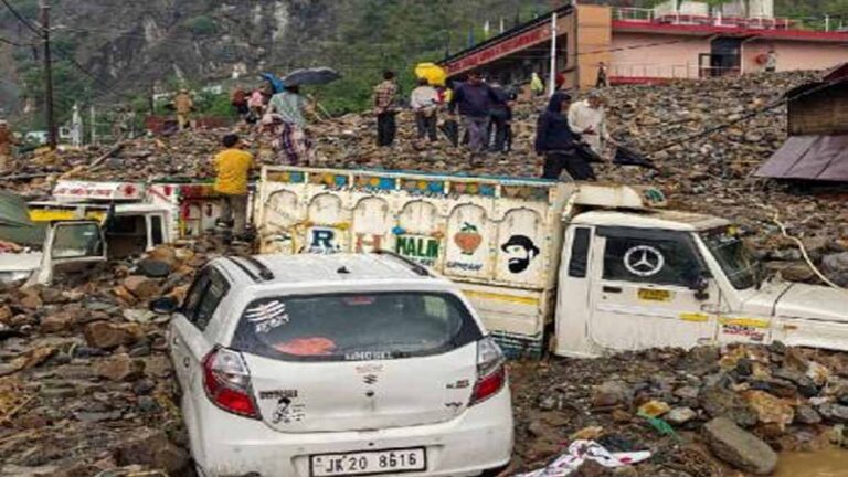 जम्मू-कश्मीर रियासी हादसा: भूस्खलन में 7 की मौत, कई लोगों के दबे होने की आशंका