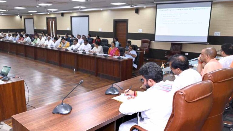 मुख्यमंत्री योगी आदित्यनाथ दो दिवसीय दौरे पर वाराणसी पहुंचे