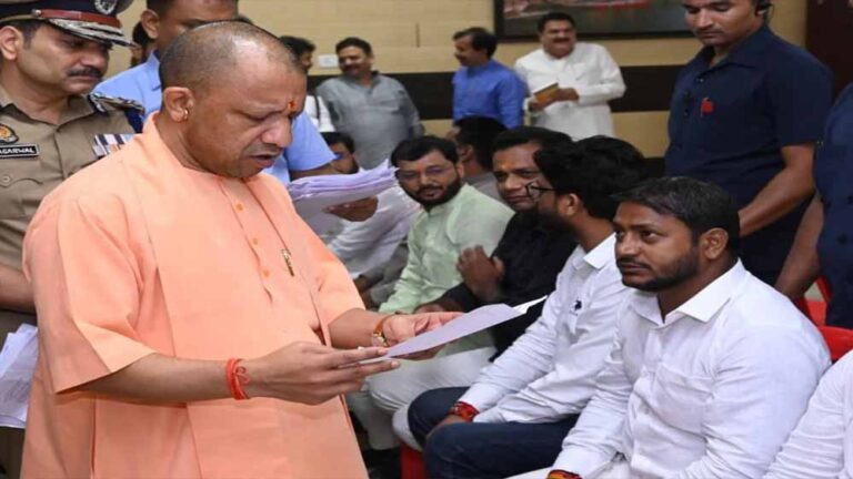 प्रधानमंत्री नरेंद्र मोदी के संसदीय क्षेत्र में काशीवासियों की समस्याओं से रूबरू हुए मुख्यमंत्री