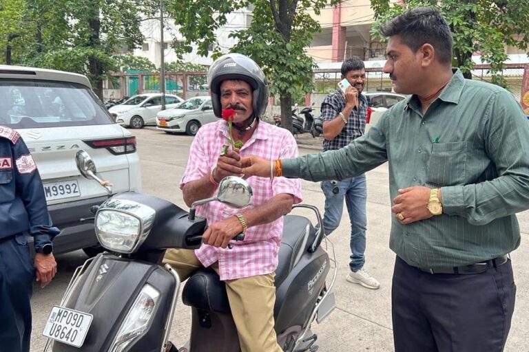 इंदौर में हेलमेट वालों को सरकारी दफ्तरों में स्पेशल ट्रीटमेंट, नियम न मानने वालों को रोक