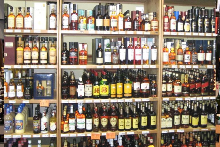 शराब के ठेके पर उमड़ी भीड़! यूपी में 265 लोग एक लाइसेंस के लिए लाइन में, जानिए कमाने का फॉर्मूला