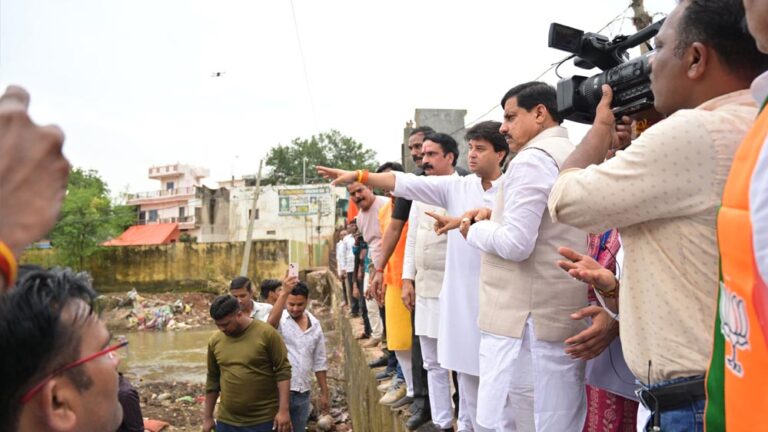 आपदा की घड़ी में सरकार आपके साथ, हर नुकसान की होगी भरपाई : मुख्यमंत्री का भरोसा आपदा की घड़ी में सरकार आपके साथ, हर नुकसान की होगी भरपाई : मुख्यमंत्री का भरोसा